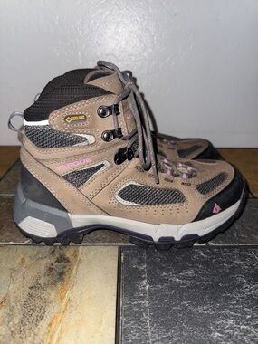 Vasque Breeze 2.0 w/Gore-Tech Tan and Black Hiking Boots with Pink Trim 9